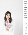 花束を持つ女の子 128261461