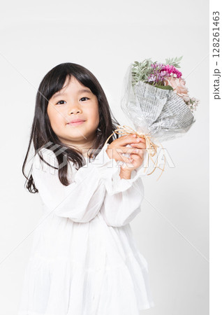 花束を持つ女の子 花束を持つ女の子 128261463