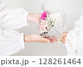 花束を渡す子ども 128261464