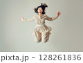 手を広げてジャンプする女性 128261836