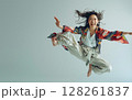 カラフルな衣装でジャンプする女性 128261837