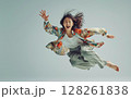 カラフルな衣装でジャンプする女性 128261838