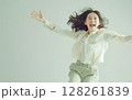 手を広げてジャンプする女性 128261839