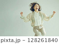 手を広げてジャンプする女性 128261840