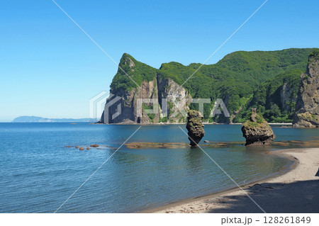 北海道　余市町　えびす岩・大黒岩と烏帽子岬 128261849