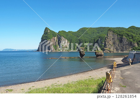 北海道　余市町　えびす岩・大黒岩と烏帽子岬 128261854