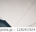 古い家の屋根と電線と淡月 128261924