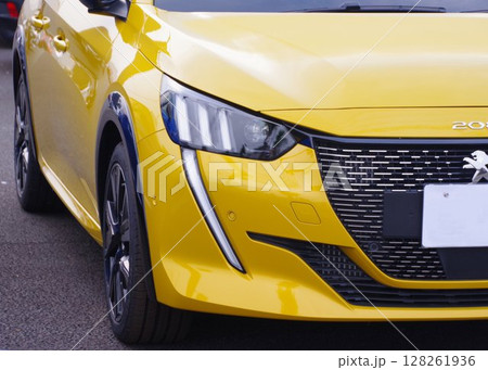 輸入車イメージ　プジョー208のフロントマスク 128261936