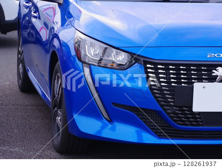 輸入車イメージ　プジョー208のフロントマスク 128261937
