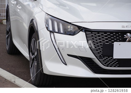 輸入車イメージ　プジョーe-208GTのフロントマスク 128261938