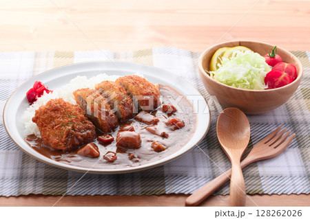 湯気立つサクサクひれかつカレーと千切りキャベツ添え 湯気立つサクサクひれかつカレーと千切りキャベツ添え 128262026
