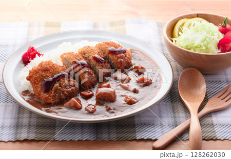 湯気立つサクサクひれかつカレーと千切りキャベツ添え 湯気立つサクサクひれかつカレーと千切りキャベツ添え 128262030