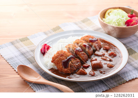 湯気立つサクサクひれかつカレーと千切りキャベツ添え 湯気立つサクサクひれかつカレーと千切りキャベツ添え 128262031