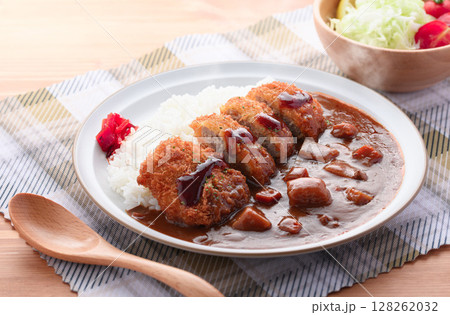 湯気立つサクサクひれかつカレーと千切りキャベツ添え 湯気立つサクサクひれかつカレーと千切りキャベツ添え 128262032