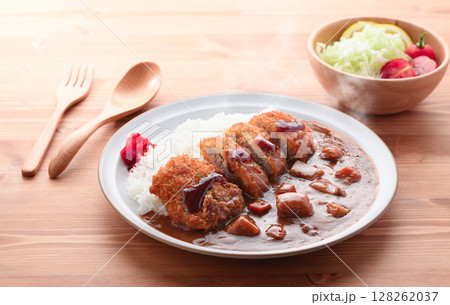 湯気立つサクサクひれかつカレーと千切りキャベツ添え 128262037