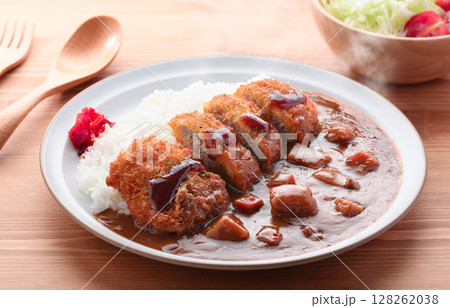 湯気立つサクサクひれかつカレーと千切りキャベツ添え 128262038