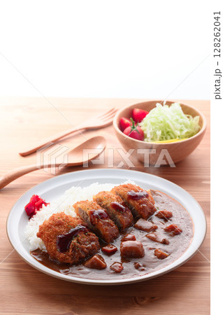 湯気立つサクサクひれかつカレーと千切りキャベツ添え 128262041