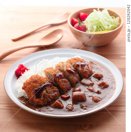 湯気立つサクサクひれかつカレーと千切りキャベツ添え 湯気立つサクサクひれかつカレーと千切りキャベツ添え 128262042