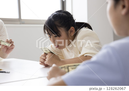 お金について学ぶ小学生 128262067