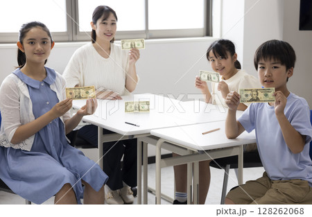 お金について学ぶ小学生 128262068