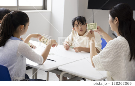 お金について学ぶ小学生 128262069