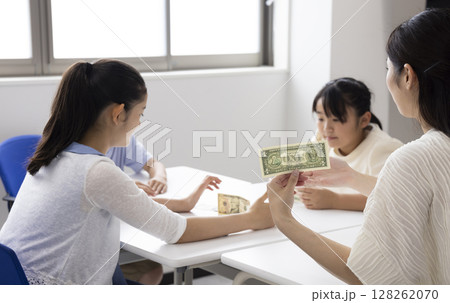 お金について学ぶ小学生 128262070