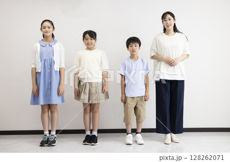 可愛い並んだ小学生と先生 128262071