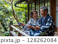 シニア夫婦が温泉旅行を楽しむ 128262084