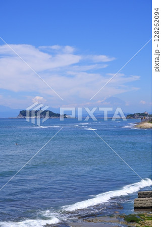 サーファーが波と戯れる夏真っ盛りの湘南・鎌倉の海と、美しい江ノ島の風景で、夏休みのイメージ サーファーが波と戯れる夏真っ盛りの湘南・鎌倉の海と、美しい江ノ島の風景で、夏休みのイメージ 128262094
