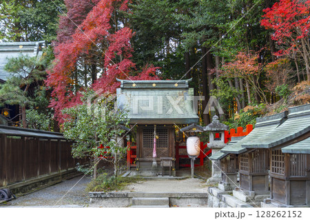 秋の京都　八大神社　皇大神宮社（摂社） 128262152