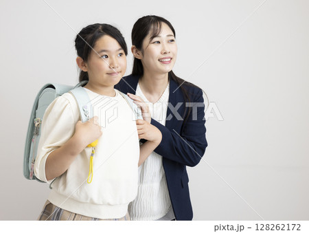 働く母と小学生の娘 働く母と小学生の娘 128262172