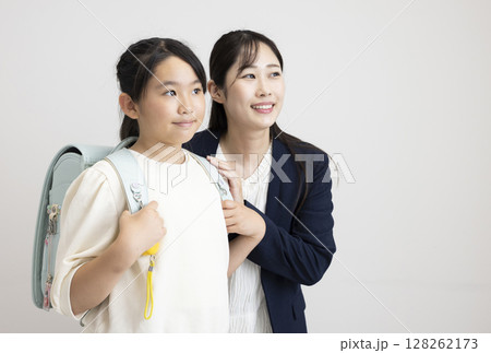 働く母と小学生の娘 128262173