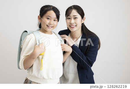 働く母と小学生の娘 働く母と小学生の娘 128262219
