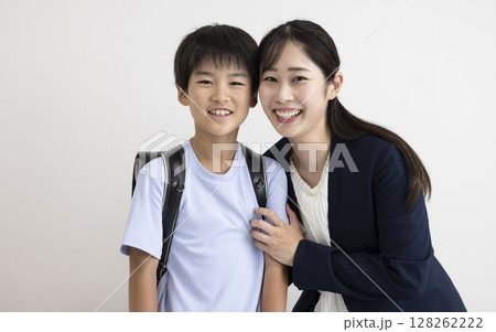 働く母と小学生の子ども 128262222