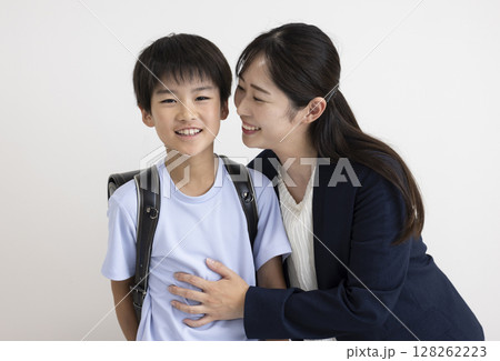 働く母と小学生の子ども 128262223