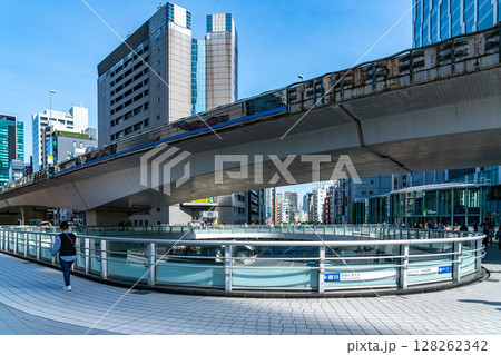【東京都】たくさんの建物が入り組む渋谷の街並み 【東京都】たくさんの建物が入り組む渋谷の街並み 128262342