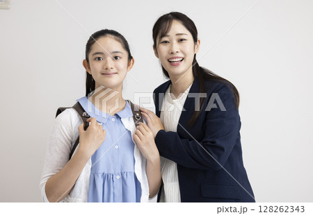働く母と小学生の娘 働く母と小学生の娘 128262343