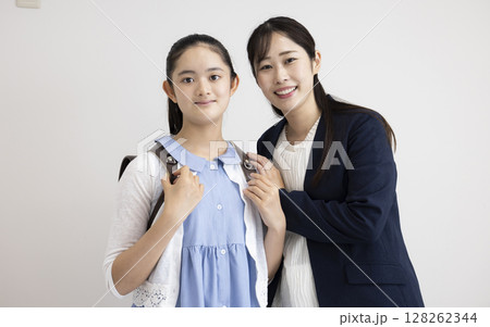 働く母と小学生の娘 働く母と小学生の娘 128262344