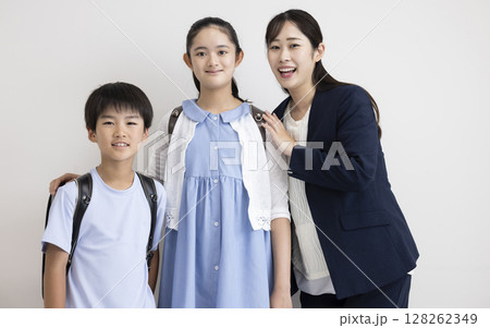 スーツの女性と小学生 128262349
