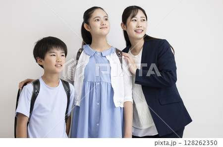 スーツの女性と小学生 スーツの女性と小学生 128262350