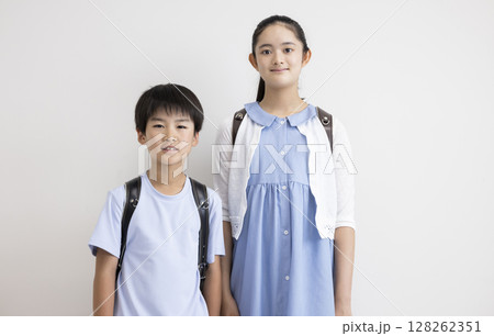 並んだかわいい小学生 並んだかわいい小学生 128262351