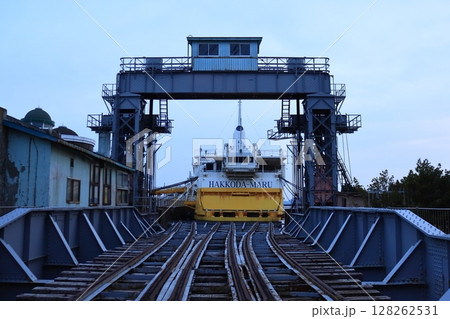 日の出前の八甲田丸(青森県青森市) 日の出前の八甲田丸(青森県青森市) 128262531
