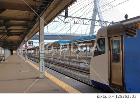 青森駅のプラットホームと青森ベイブリッジ(青函連絡船、八甲田丸方面) 青森駅のプラットホームと青森ベイブリッジ(青函連絡船、八甲田丸方面) 128262533