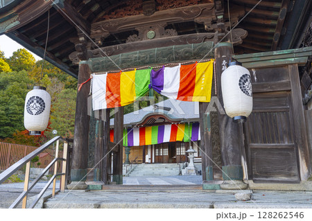 秋の京都　本願寺北山別院　山門から見える本堂 128262546