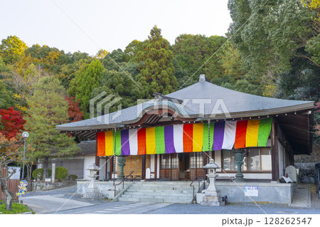 秋の京都　本願寺北山別院　本堂 128262547