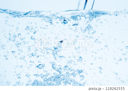 水中に舞い上がるたくさんの気泡. 128262555