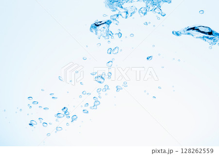 水中に舞い上がるたくさんの気泡. 128262559