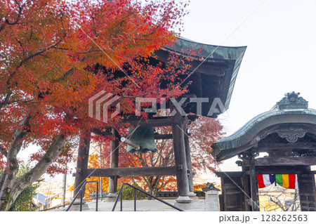 秋の京都　本願寺北山別院　紅葉に包まれた山門と鐘楼 128262563