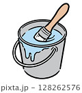 バケツの中に入ったペンキと刷毛_水色 128262576
