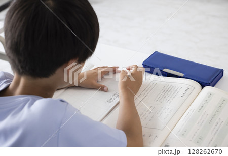 真剣に授業を受ける子ども 128262670